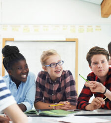 Adolescents de train de discuter