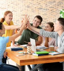 ados qui font un high-five