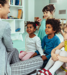 Petits enfants en train d'écouter leur maîtresse