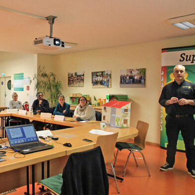 gens assis auprès d'une table, lors qu'une formation