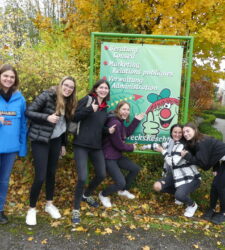 groupe de jeunes devant le panneau de la SDK