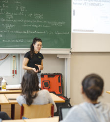 femme parle aux élèves