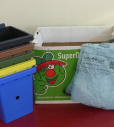 matériel pour le jeu (quatre poubelless, carton SDK, sac Valorlux)