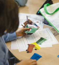 enfant en train de choisir des objets dessinés