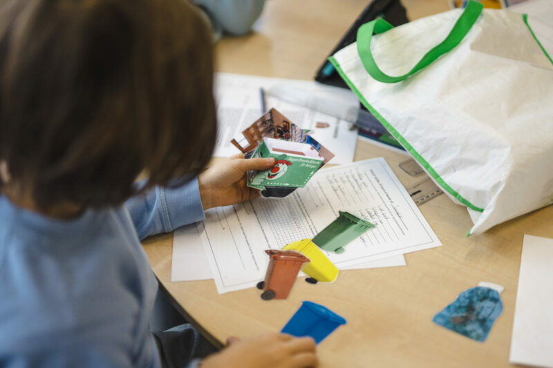 enfant en train de choisir des objets dessinés